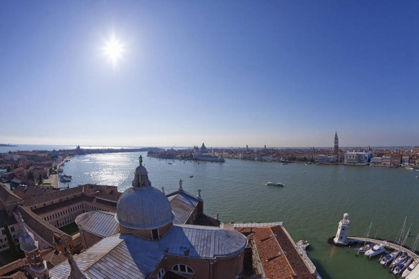 无人,教堂,码头,横图,俯视,室外,白天,镜头眩光,河流,太阳,港口,建筑,船,日光,意大利,威尼斯,节日,屋顶,岛,古城,钟楼,塔,文艺复兴,历史,文化,蓝色,地标建筑,祈祷,健康,许愿,摄影,宗教,信仰,纪念,祈求,基督教,圆顶建筑,地中海文化,天主教,意大利文化,威尼托大区,万里无云,圣乔治教堂,威尼斯礁湖,平安,彩图,高角度拍摄,摆渡口,埠头,渡口,渡头,港湾,海港,货运码头,口岸,商港