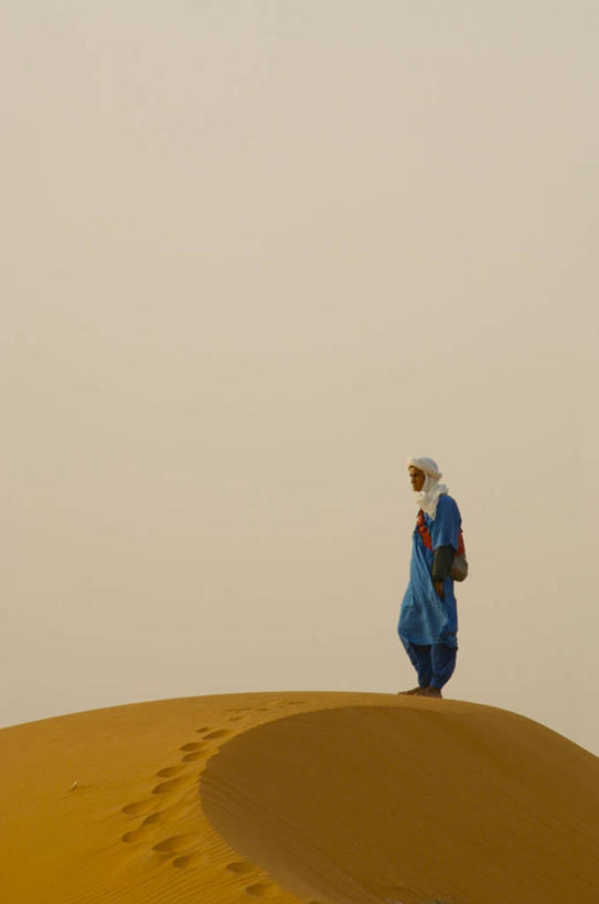 一个人,站,竖图,室外,白天,留白,旅游,沙漠,摩洛哥,朦胧,模糊,沙子,头巾,沙丘,自然,思考,摄影,撒哈拉沙漠,中东人,彩图,旅行,图阿雷格人,独处