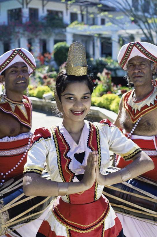 成年人,中年人,手,头发,三个人,握手,笑,微笑,露齿笑,竖图,室外,白天,正面,斯里兰卡,亚洲,庆祝,表演者,黑色,人体,摄影,肖像,康提,年轻男性,年轻女性,中年男性,亚洲人,年轻人,舞者,搀手,拉手,手拉手,手握手,彩图,传统服装,舞蹈,传统文化,美人,传统节日