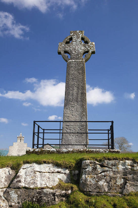无人,教堂,栏杆,竖图,室外,白天,仰视,旅游,节日,十字架,云,历史,文化,天空,祈祷,健康,许愿,摄影,宗教,信仰,纪念,祈求,基督教,天主教,芒斯特省,爱尔兰共和国,克莱尔郡,平安,彩图,低角度拍摄,旅行,大教堂,巴伦,爱尔兰文化,凯尔特十字架