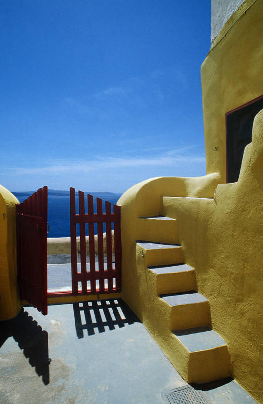 无人,竖图,室外,白天,海洋,水,楼梯,建筑,日光,希腊,欧洲,阴影,大门,房屋,黄色,天空,摄影,爱琴海,基克拉迪群岛,圣托里尼岛,地中海文化,希腊共和国,基克拉泽斯群岛,海滩,彩图