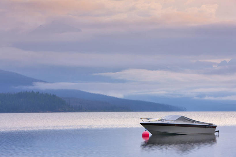 无人,公园,横图,室外,白天,旅游,度假,湖,美景,山,水,雾,船,美国,反射,景观,云,娱乐,风景,天空,自然,夏天,享受,休闲,景色,放松,运输,摄影,宁静,北美,北美洲,国家公园,自然风光,美洲,蒙大拿州,冰川国家公园,北亚美利加洲,亚美利加洲,蒙大拿,长空之乡,财富之州,冰河国家公园,沃特顿冰川国际和平公园,彩图,旅行,美利坚合众国,沃特顿.冰川国际和平公园