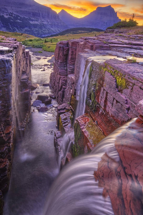 无人,公园,竖图,室外,白天,旅游,度假,湖,美景,瀑布,山,山脉,水,美国,景观,悬崖,娱乐,风景,自然,享受,休闲,景色,放松,摄影,落下,宁静,北美,北美洲,国家公园,自然风光,美洲,蒙大拿州,冰川国家公园,北亚美利加洲,亚美利加洲,蒙大拿,长空之乡,财富之州,冰河国家公园,沃特顿冰川国际和平公园,岩石,彩图,美利坚合众国,沃特顿.冰川国际和平公园