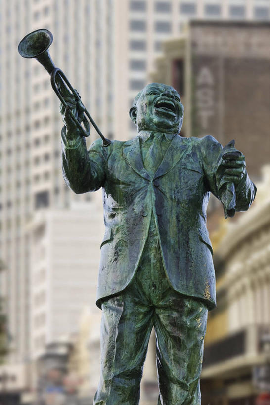 无人,音乐家,竖图,室外,白天,仰视,城市,建筑,雕塑,美国,标志,雕像,符号,小号,音乐,表演者,标识,摄影,爵士乐,北美,音乐人,美国文化,路易斯安那州,性别符号,路易斯.阿姆斯特朗,路易斯.阿姆斯壮,书包嘴大叔,非洲人,乐师,演奏家,音乐工作者,作曲家,彩图,低角度拍摄,男性符号,名声