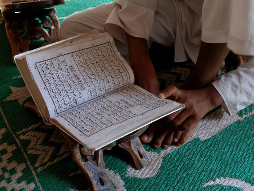 儿童,少年,一个人,学生,坐,横图,室内,正面,纯洁,印度,亚洲,仅一个男性,仅一个人,学习,文字,席子,首都,教育,仅一个年轻男性,小孩,教室,可爱,童年,童趣,读书,摄影,知识,伊斯兰教,青春期,童真,可兰经,烂漫,无邪,经文,新德里,德里,天真,男人,男性,年轻男性,孩子,高中生,书,彩图,高中