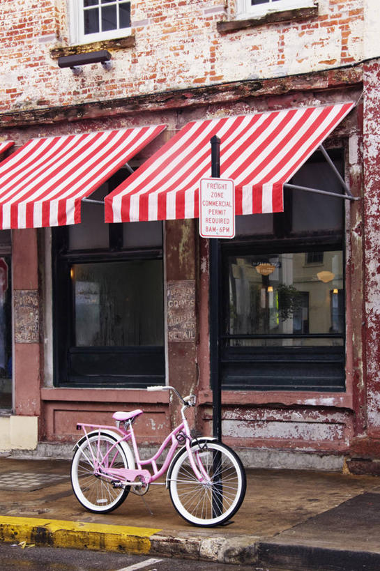 无人,商店,竖图,室外,白天,通讯,窗户,城市,建筑,街道,自行车,美国,堆积,条纹,反射,杆,粉色,靠,靠着,零售,运输,摄影,指导,风化,北美,交通标志,遮阳篷,风蚀,石化,风蚀地貌,岩石层,岩石,彩图,旅行,查塔姆县