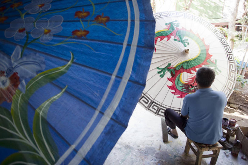 成年人,一个人,坐,横图,俯视,室外,白天,泰国,亚洲,仅一个男性,准备,花纹,装饰,乡村,艺术品,油纸伞,阳伞,工人,背面,做,职业,摄影,吧椅,保护,专心,作画,手艺,工匠,式样,技能,清迈省,美术工艺,设计,员工,彩图,高角度拍摄,匠人,劳动者,体力工,传统文化,宝山