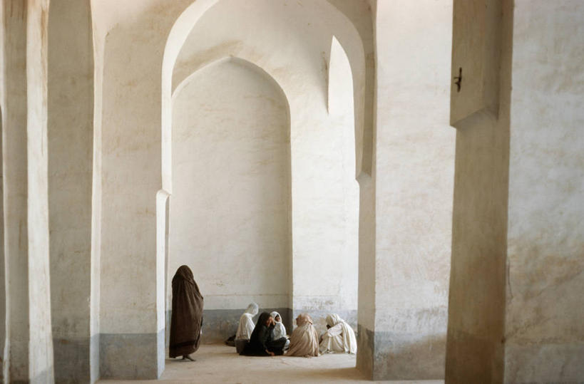 站,坐,横图,室外,白天,建筑,日光,阿富汗,朦胧,模糊,长袍,拱门,走廊,背面,地标建筑,摄影,宗教,神殿,伊斯兰教,宗教建筑,清真寺,中东文化,蓝色清真寺,马扎里沙里夫,彩图,传统服装