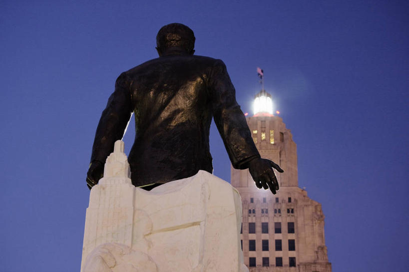 无人,横图,室外,仰视,日落,天际线,建筑,摩天大楼,雕塑,美国,标志,雕像,符号,光,塔,标识,国会大厦,蓝色,黄昏,地标建筑,摄影,照亮,权威,领导,北美,政府大楼,政府,政治,底座,路易斯安那州,万里无云,性别符号,总督,把握,彩图,低角度拍摄,男性符号,名声,掌控