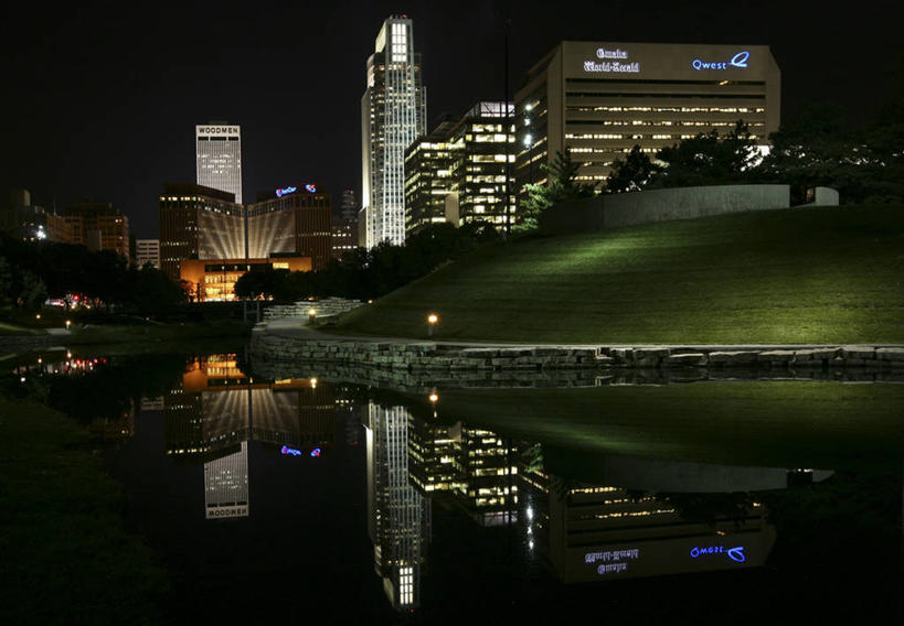 无人,公园,横图,室外,夜晚,城市,建筑,摩天大楼,美国,反射,池塘,摄影,英文字母,宁静,照亮,市区,内布拉斯加,彩图,奥马哈