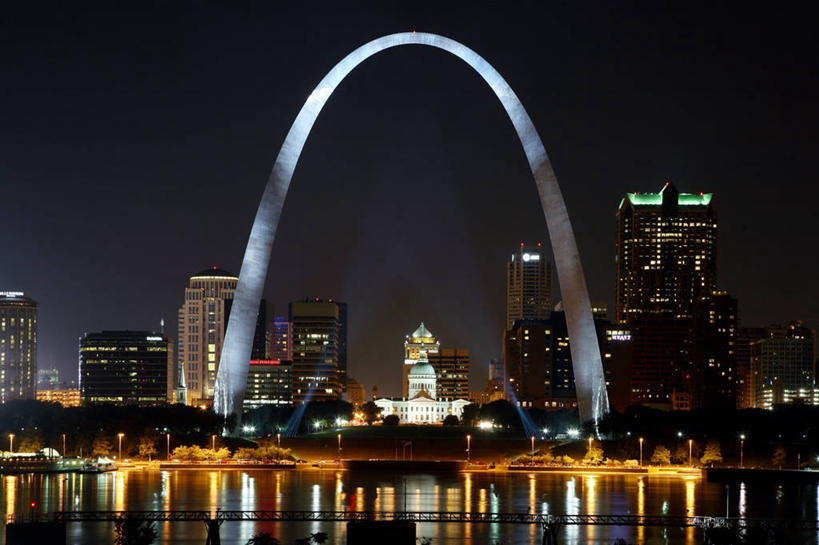 无人,横图,室外,夜晚,河流,天际线,城市,建筑,摩天大楼,美国,拱门,现代,地标建筑,摄影,照亮,万里无云,密西西比河,密苏里,圣路易斯拱门,彩图,沙里宁