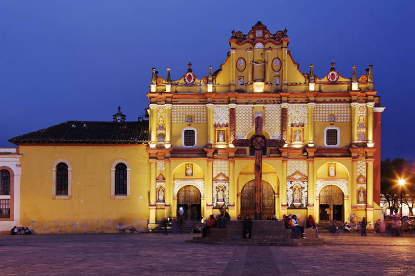 教堂,横图,室外,旅游,建筑,墨西哥,行人,游客,游人,节日,十字架,许多人,文化,路人,旅客,黄色,黄昏,祈祷,一群人,健康,许愿,摄影,宗教,信仰,纪念,祈求,基督教,拉丁美洲,天主教,巴洛克风格,万里无云,恰帕斯州,圣克里斯托瓦尔,过客,平安,彩图,大教堂