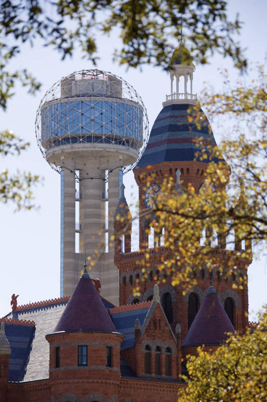 无人,竖图,室外,白天,天际线,城市,建筑,摩天大楼,美国,法院,塔,枝,地标建筑,办公大楼,摄影,权威,北美,政府大楼,政府,市区,德克萨斯,万里无云,达拉斯市,无线电通信塔,判断,彩图,法律,法律体系