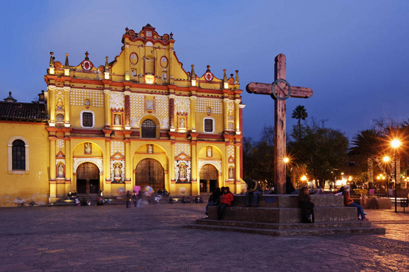 教堂,横图,室外,旅游,建筑,墨西哥,行人,游客,游人,节日,十字架,许多人,文化,路人,旅客,黄色,黄昏,祈祷,一群人,健康,许愿,摄影,宗教,信仰,纪念,祈求,基督教,拉丁美洲,天主教,巴洛克风格,万里无云,恰帕斯州,圣克里斯托瓦尔,过客,平安,彩图,大教堂