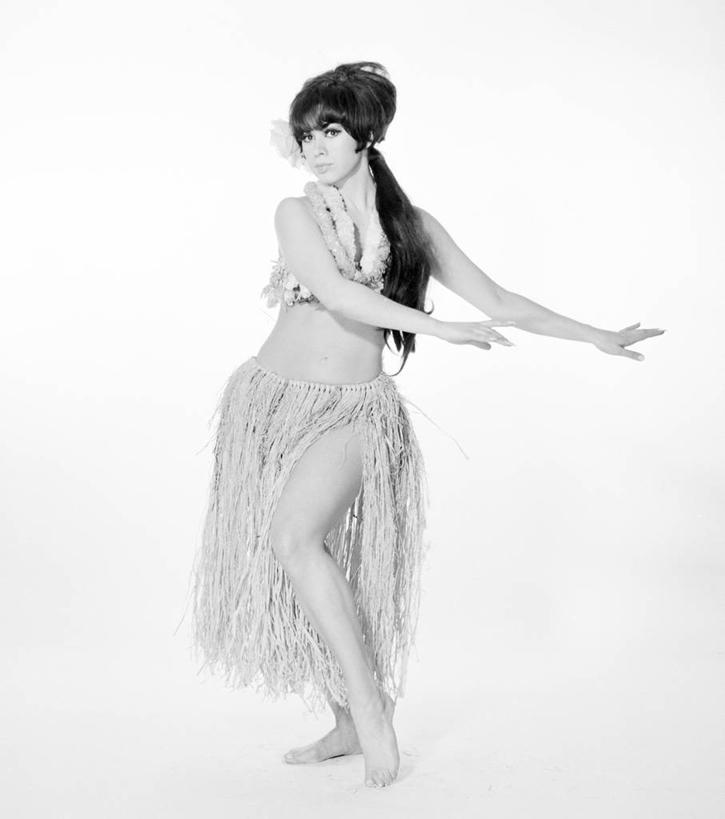 西方人,成年人,头发,一个人,竖图,黑白,正面,度假,复古,信心,欧洲,欧洲人,仅一个年轻女性,仅一个女性,仅一个人,花环,古典,花,黑色,赤脚,放松,摄影,草裙,肖像,年轻女性,女人,女性,白种人,年轻人,长发,发型,休闲活动,舞者,影棚拍摄,舞蹈,传统文化,美人