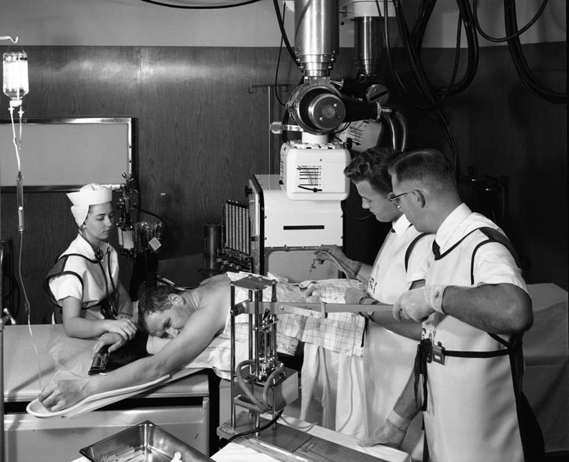 西方人,成年人,中年人,老年人,四个人,医生,病人,护士,医院,横图,黑白,室内,白天,侧面,复古,欧洲,欧洲人,古典,趴着,摄影,手术室,白衣天使,医疗器械,实验服,外科医生,静脉滴注,技能,老年男性,年轻男性,年轻女性,白种人,年轻人,半身,手术衣