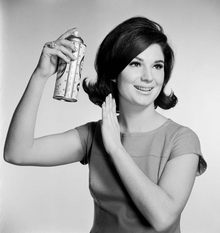 成年人,一个人,坐,微笑,竖图,方图,黑白,满意,复古,仅一个年轻女性,仅一个女性,仅一个人,眼线笔,摄影,享乐,化妆用品,肖像,美化,年轻女性,女人,女性,年轻人,发型,半身,影棚拍摄