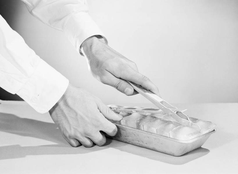 手,一个人,横图,黑白,室内,特写,桌子,冰块,古典,饮食,人体,摄影,部分,袖口,人造冰