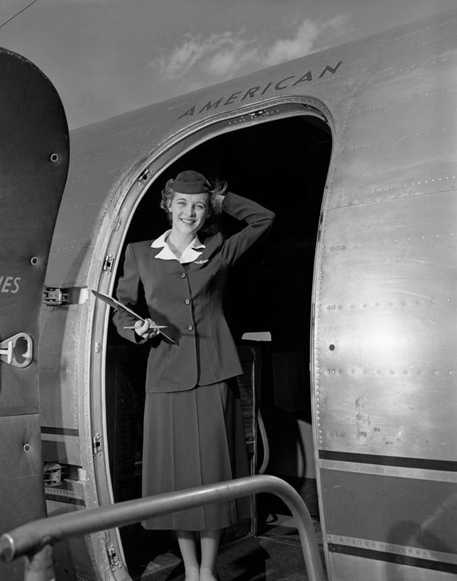 西方人,成年人,一个人,空姐,微笑,竖图,黑白,室外,白天,制服,骄傲,飞机,帽子,欧洲,纽约,美国,欧洲人,仅一个年轻女性,仅一个女性,仅一个人,古典,拿着,水笔,乘务员,航空乘务员,空乘,摄影,写字板,肖像,年轻女性,女人,女性,白种人,年轻人