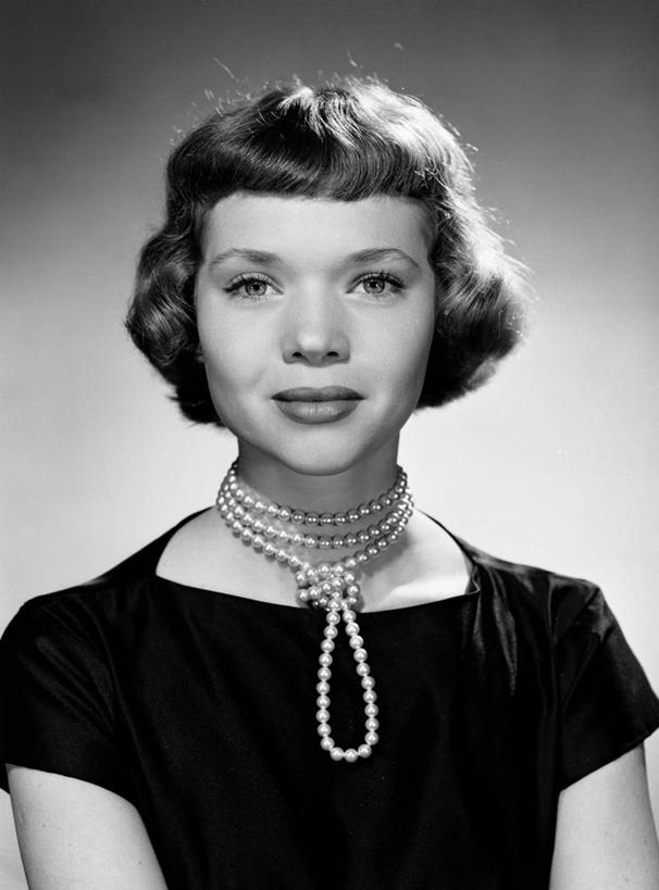 西方人,成年人,脸,头,脸颊,一个人,微笑,竖图,黑白,正面,晚礼服,满意,骄傲,信心,项链,欧洲,欧洲人,仅一个年轻女性,仅一个女性,仅一个人,古典,肩膀,摄影,高雅,优美,肖像,年轻女性,女人,女性,白种人,年轻人,头部,脸部,脸蛋,面部,影棚拍摄,美人,波波头