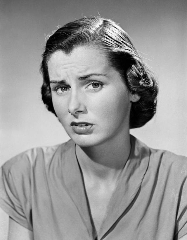 西方人,成年人,脸,头,脸颊,一个人,竖图,黑白,欧洲,欧洲人,仅一个年轻女性,仅一个女性,仅一个人,服装,古典,肩膀,衣服,皱眉头,摄影,服饰,衣着,穿着,肖像,衣饰,迷惑,担心,年轻女性,女人,女性,白种人,年轻人,头部,脸部,脸蛋,面部,影棚拍摄