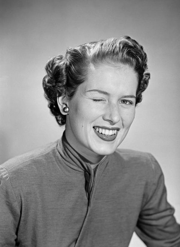 西方人,成年人,脸,头,脸颊,一个人,笑,微笑,露齿笑,竖图,黑白,快乐,信心,欧洲,欧洲人,仅一个年轻女性,仅一个女性,仅一个人,古典,肩膀,唇膏,调情,乐趣,摄影,享乐,肖像,耳饰,茄克,年轻女性,女人,女性,白种人,年轻人,头部,脸部,脸蛋,面部,影棚拍摄,挤眉弄眼,短发