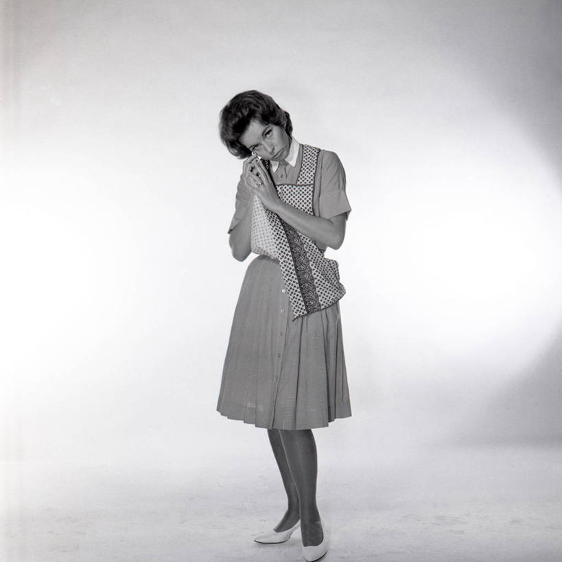 西方人,成年人,眼睛,一个人,站,哭,方图,黑白,复古,欧洲,欧洲人,瞳孔,仅一个年轻女性,仅一个女性,仅一个人,围裙,古典,休闲装,放松,人体,眼部,摄影,家庭妇女,肖像,悲哀,年轻女性,女人,女性,白种人,年轻人,眼,影棚拍摄,短发