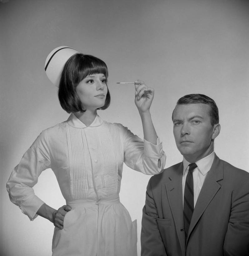 西方人,成年人,中年人,老年人,两个人,病人,护士,医院,站,坐,竖图,方图,黑白,制服,欧洲,欧洲人,检查,温度计,古典,看,摄影,老年男性,年轻女性,白种人,年轻人,半身,影棚拍摄