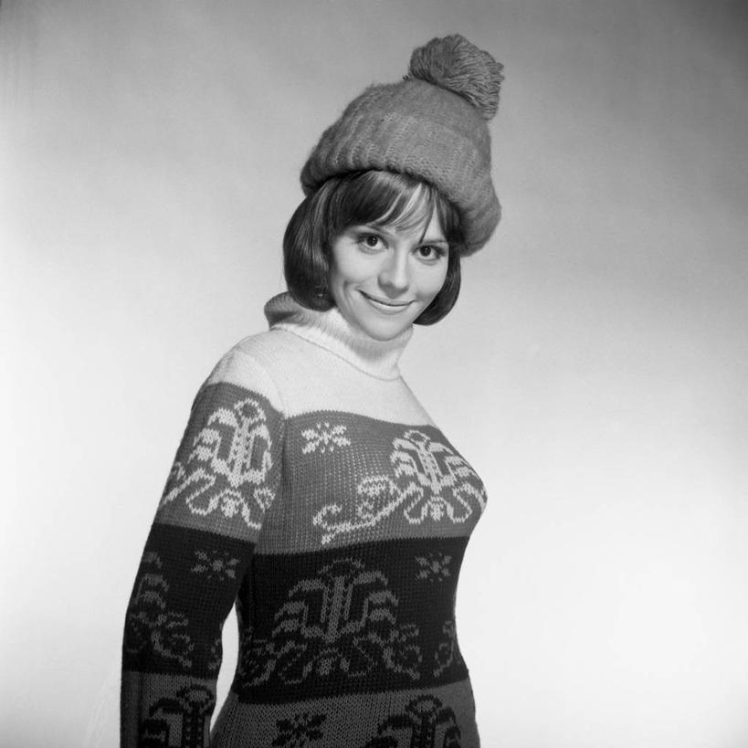 西方人,成年人,一个人,站,微笑,方图,黑白,毛衣,时尚,幸福,纯洁,帽子,欧洲,欧洲人,仅一个年轻女性,仅一个女性,仅一个人,古典,可爱,童年,童趣,摄影,优美,享乐,肖像,童真,烂漫,无邪,编织帽,式样,天真,年轻女性,女人,女性,白种人,年轻人,半身,影棚拍摄,波波头
