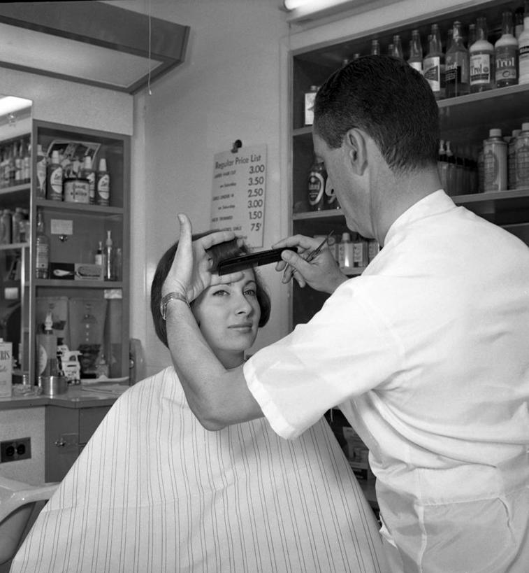 西方人,成年人,中年人,老年人,两个人,理发师,站,坐,竖图,黑白,室内,白天,制服,欧洲,纽约,美国,欧洲人,准备,剪刀,古典,梳头,顾客,架子,服务,摄影,理发店,专心,化妆用品,斗篷,美发用品,美化,技能,老年男性,年轻女性,白种人,年轻人,半身