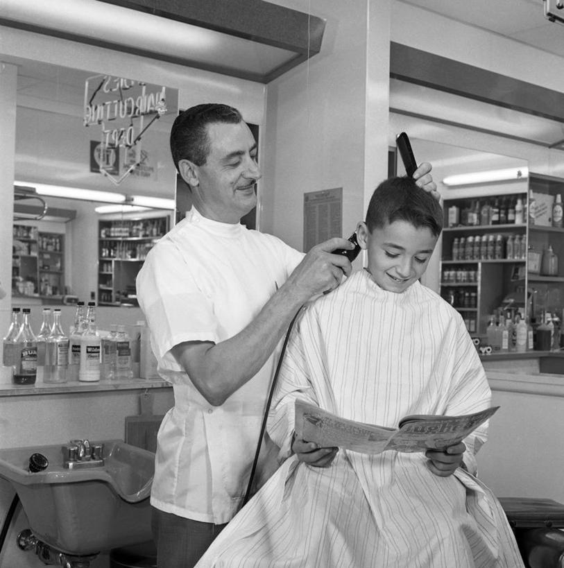 西方人,儿童,成年人,中年人,老年人,两个人,理发师,站,坐,微笑,竖图,方图,黑白,室内,白天,制服,满意,纯洁,杂志,欧洲,纽约,美国,欧洲人,水槽,古典,梳头,顾客,小孩,可爱,童年,童趣,读书,服务,摄影,理发店,享乐,剃胡子,斗篷,童真,烂漫,无邪,技能,天真,老年男性,男孩,白种人,孩子,发型,半身