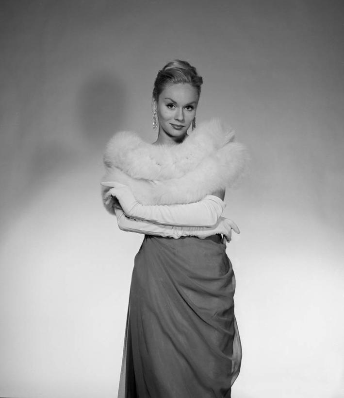 西方人,成年人,中年人,一个人,竖图,黑白,正面,晚礼服,时尚,欧洲,欧洲人,仅一个女性,仅一个人,包装,古典,拿着,仅一个中年女性,摄影,高雅,发髻,华贵,肖像,耳饰,女人,女性,中年女性,白种人,发型,触摸,影棚拍摄,美人