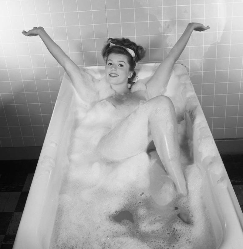 西方人,成年人,裸体,一个人,举,微笑,竖图,黑白,室内,性感,幸福,水,浴室,欧洲,纽约,美国,欧洲人,仅一个年轻女性,仅一个女性,仅一个人,瓷砖,肥皂泡,束发带,古典,托,浴盆,放松,活力,人体,摄影,卫生,肖像,四肢,尤物,年轻女性,女人,女性,白种人,年轻人,手臂,举起,举手,举着,向上举,向上伸,向上托,美人