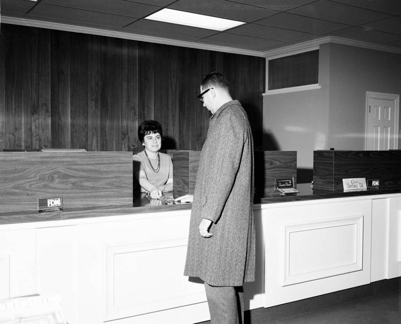 西方人,成年人,中年人,老年人,两个人,前台,宾馆,站,坐,横图,黑白,室内,桌子,酒店,欧洲,纽约,美国,欧洲人,办公桌,古典,外套,服务台,摄影,酒家,旅社,老年男性,中年女性,白种人,触摸,客店,客栈,旅店,旅馆,帮助台,呼叫台,给予,商旅