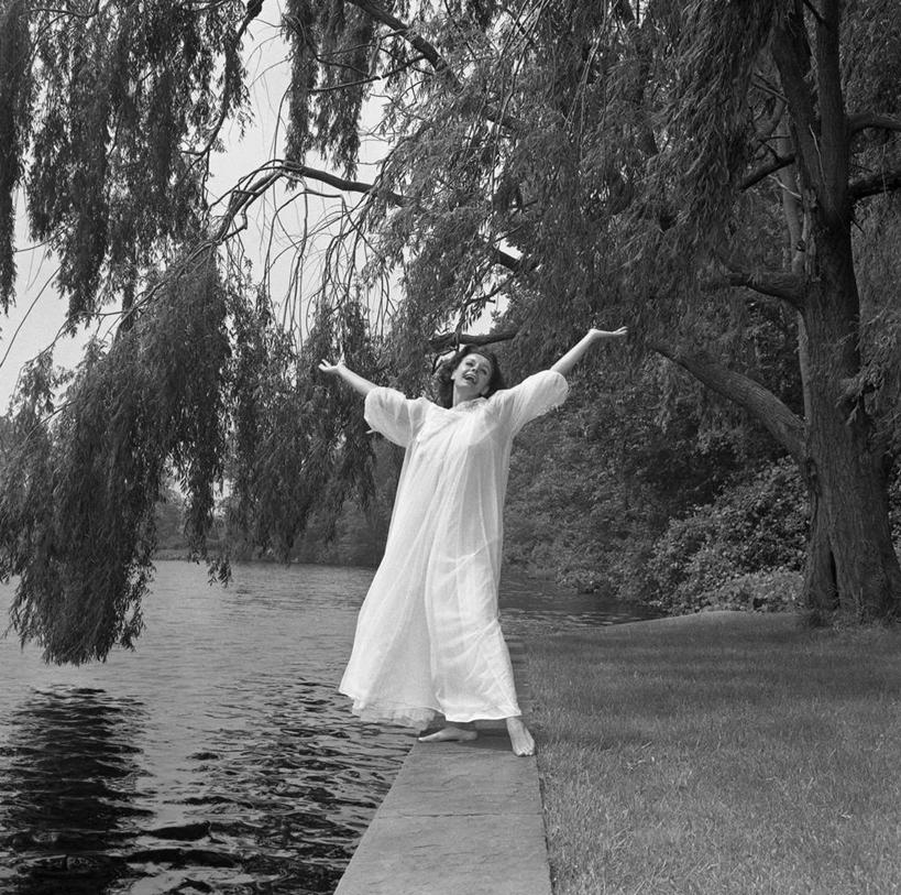 西方人,成年人,中年人,一个人,站,举,横图,方图,黑白,室外,白天,自由,幸福,水,欧洲,纽约,美国,欧洲人,仅一个女性,仅一个人,枝,古典,草,树,托,向上看,仅一个中年女性,赤脚,放松,人体,摄影,四肢,女人,女性,中年女性,白种人,手臂,举起,举手,举着,向上举,向上伸,向上托,壁架