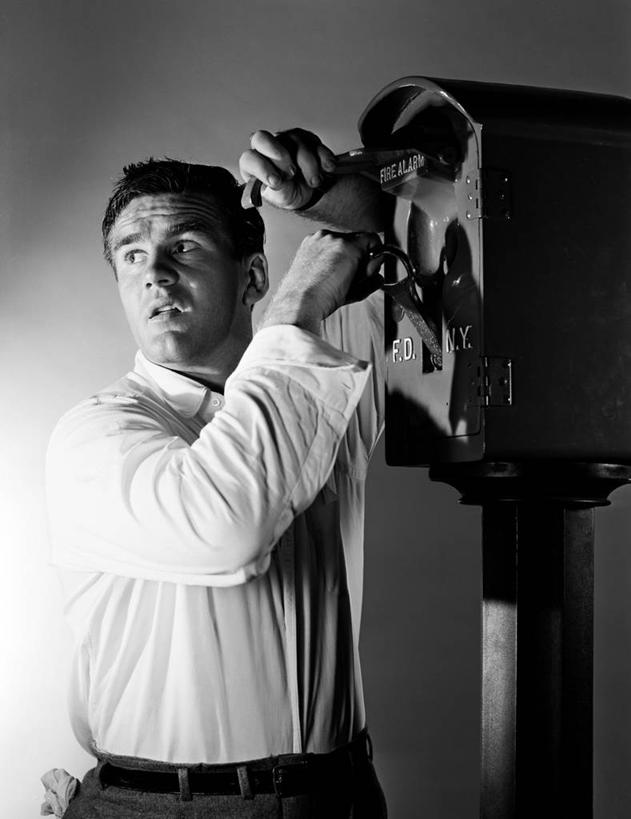 西方人,成年人,中年人,嘴,一个人,举,竖图,黑白,室内,衬衫,欧洲,纽约,美国,欧洲人,仅一个男性,仅一个人,仅一个中年男性,古典,拿着,托,张嘴,人体,摄影,火警,张大嘴巴,四肢,机件,危险,男人,男性,中年男性,白种人,手臂,口,口腔,嘴巴,嘴唇,张开嘴,举起,举手,举着,向上举,向上伸,向上托,半身