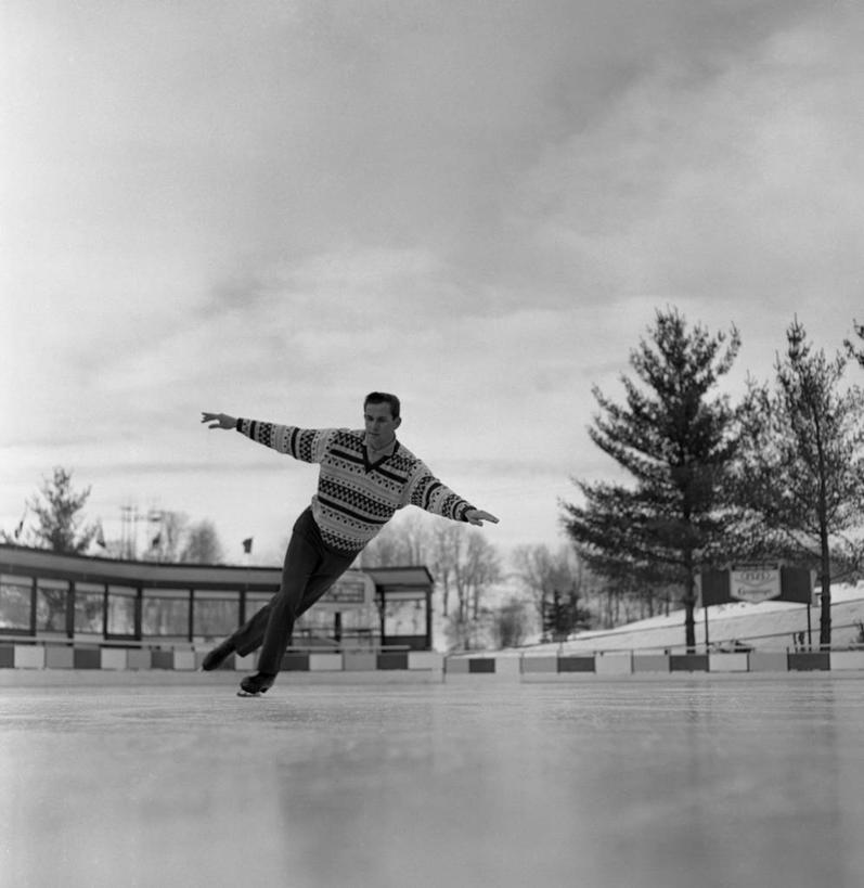 成年人,中年人,老年人,一个人,举,竖图,方图,黑白,室外,白天,正面,毛衣,旅游,度假,复古,滑冰,美景,纽约,美国,仅一个男性,仅一个人,仅一个中年男性,冰,景观,古典,娱乐,天空,自然,托,享受,休闲,景色,放松,寒冷,人体,摄影,自然风光,溜冰场,四肢,冬季运动,技能,男人,男性,中年男性,手臂,举起,举手,举着,向上举,向上伸,向上托