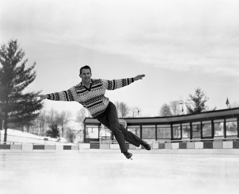 成年人,中年人,老年人,一个人,举,横图,黑白,室外,白天,正面,毛衣,旅游,度假,复古,滑冰,美景,纽约,美国,仅一个男性,仅一个人,仅一个中年男性,冰,景观,古典,娱乐,天空,自然,托,享受,休闲,景色,放松,寒冷,人体,摄影,自然风光,溜冰场,四肢,冬季运动,技能,男人,男性,中年男性,手臂,举起,举手,举着,向上举,向上伸,向上托