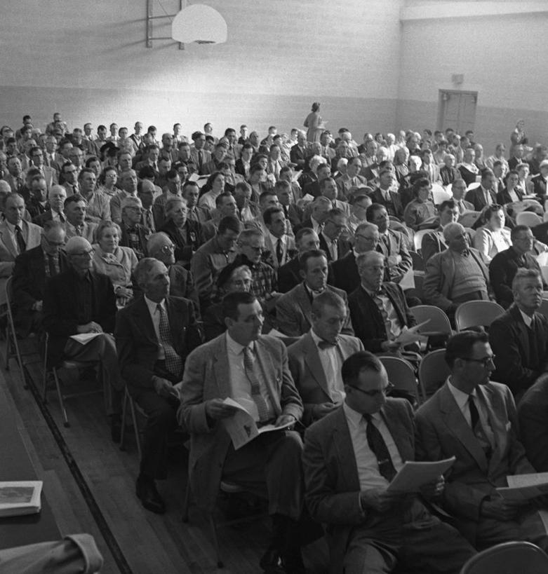 成年人,体育馆,运动场,坐,竖图,方图,黑白,室内,白天,聚会,套装,丰富,会议,聚餐,许多人,古典,听,拿着,体育场,一群人,读书,摄影,文档,群众,运动馆,男人,女人