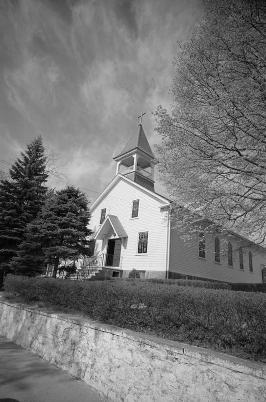 无人,教堂,竖图,黑白,室外,白天,建筑,尖顶,古典,树,白色,天空,摄影,宗教,宁静,基督教,树篱,壁架