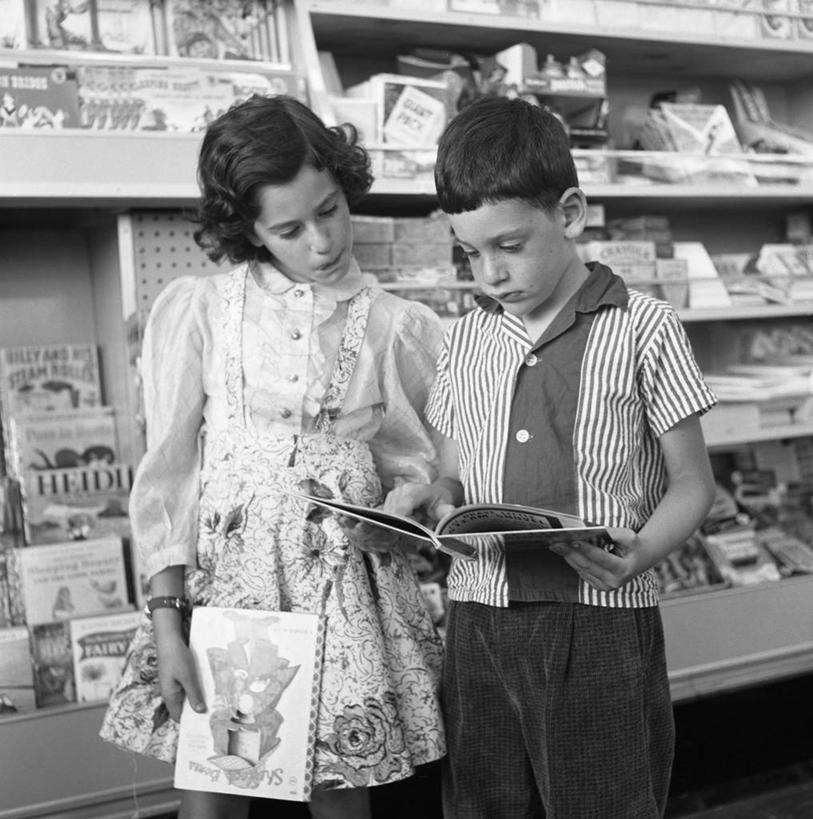 西方人,儿童,两个人,站,竖图,方图,黑白,室内,白天,侧面,纯洁,消费,杂志,欧洲,欧洲人,勾,挽,亭子,古典,休闲装,架子,小孩,放松,可爱,童年,童趣,读书,勾着,摄影,英文字母,专心,知识,挽着,童真,烂漫,无邪,天真,男孩,女孩,白种人,孩子,售货亭,好奇心