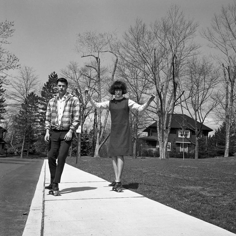 西方人,成年人,两个人,夫妻,站,举,方图,黑白,室外,白天,正面,爱情,幸福,复古,草坪,欧洲,纽约,美国,欧洲人,并排,房屋,人行道,郊区,古典,浪漫,休闲装,树,托,恩爱,放松,活力,平衡,人体,恋人,摄影,滑板,专心,享乐,四肢,技能,异性恋,年轻男性,年轻女性,白种人,年轻人,手臂,夫妇,情侣,休闲活动,举起,举手,举着,向上举,向上伸,向上托,伴侣,滑板运动,居住区