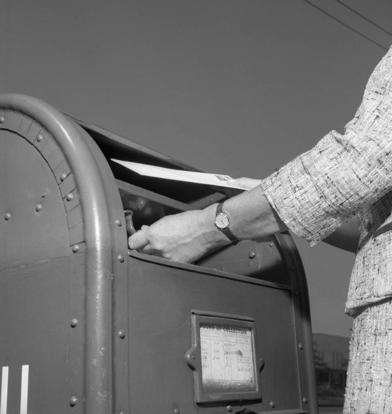 西方人,成年人,手,一个人,站,竖图,黑白,室外,白天,仰视,通讯,欧洲,纽约,美国,欧洲人,仅一个女性,信封,邮件,古典,拿着,邮筒,人体,摄影,部分,腕表,信函,白种人,低角度拍摄