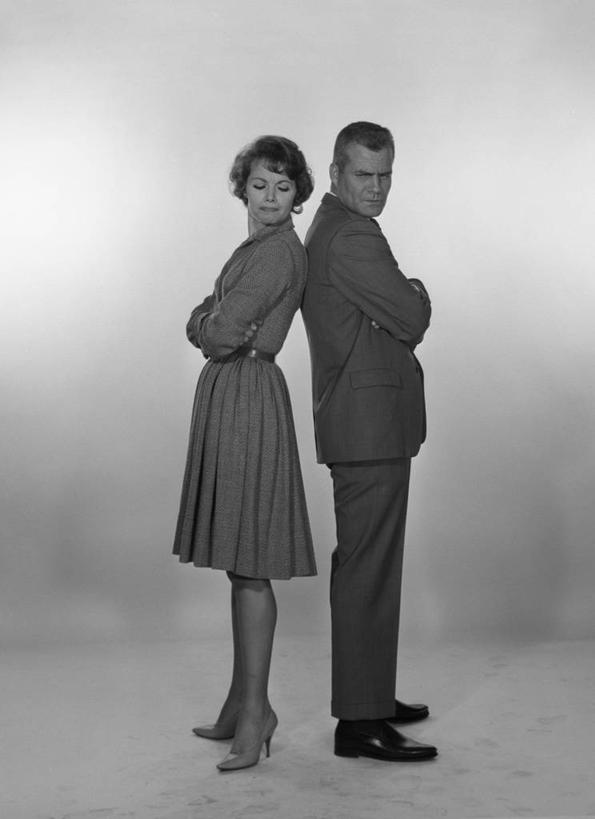 西方人,成年人,中年人,两个人,双手交叉,竖图,黑白,侧面,高跟鞋,欧洲,欧洲人,套装,生气,古典,腰带,背靠背,摄影,悲伤,双手抱胸,高雅,伤心,难过,悲哀,哀痛,悲戚,悲痛,异性恋,中年男性,中年女性,白种人,影棚拍摄