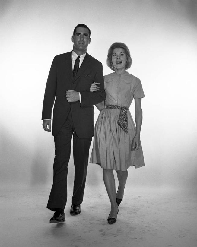 西方人,成年人,中年人,两个人,笑,微笑,露齿笑,竖图,黑白,正面,快乐,幸福,欧洲,欧洲人,勾,挽,套装,古典,浪漫,勾着,摄影,高雅,享乐,肖像,挽着,异性恋,中年男性,中年女性,白种人,步行,影棚拍摄,爱,美人