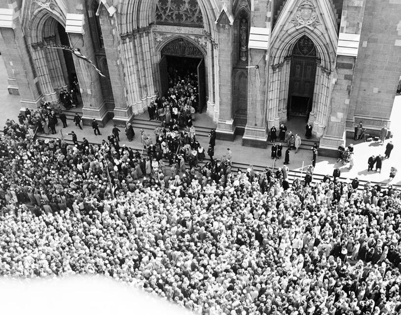 教堂,横图,俯视,黑白,室外,白天,聚会,城市,道路,街道,路,公路,聚餐,交通,许多人,古典,一群人,摄影,群众,葬礼,马路,高角度拍摄,大教堂