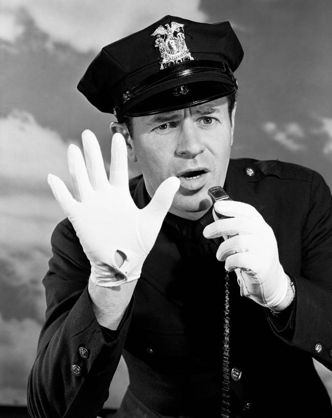 西方人,成年人,中年人,手掌,一个人,交警,竖图,黑白,室外,白天,制服,欧洲,纽约,美国,欧洲人,仅一个男性,仅一个人,仅一个中年男性,古典,警告,手势,警示,人体,摄影,指导,禁止,停止,权威,提醒,口哨,提示,限制,警官,暂停,停滞,危险,男人,男性,中年男性,白种人,交通管理员,交通警察,半身,打手势