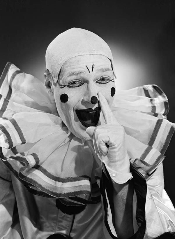 西方人,脸,头,鼻子,脸颊,一个人,小丑,微笑,竖图,黑白,欧洲,欧洲人,朦胧,模糊,古典,衣领,肩膀,人体,摄影,肖像,小丑鼻,白种人,头部,鼻,鼻孔,脸部,脸蛋,面部,触摸,影棚拍摄,装扮