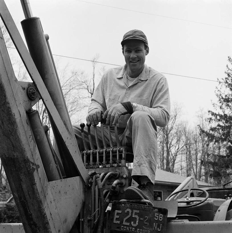 成年人,中年人,一个人,坐,微笑,竖图,方图,黑白,室外,白天,纽约,美国,仅一个男性,仅一个人,仅一个中年男性,古典,运输,摄影,操作,肖像,驾车,堆土机,控制杆,男人,男性,中年男性