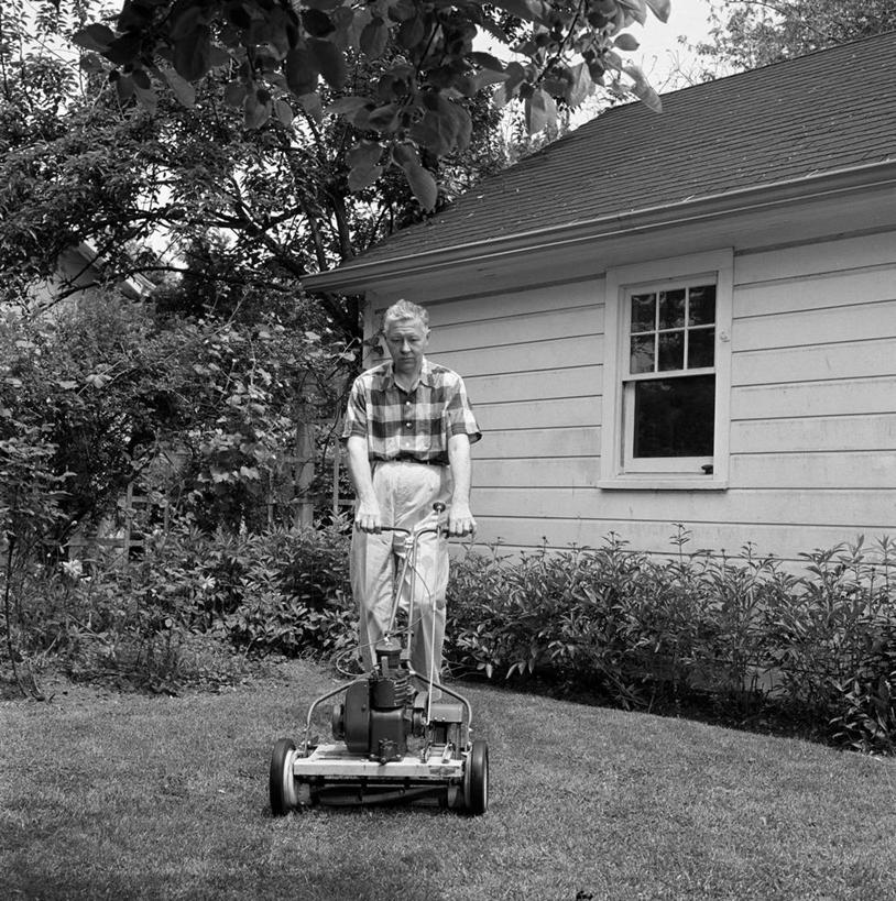 成年人,老年人,一个人,家庭,竖图,方图,黑白,室外,白天,草坪,纽约,美国,仅一个男性,仅一个人,房屋,庭院,古典,草,仅一个老年男性,温暖,温馨,一家人,摄影,割草机,和睦,退休,老年男性,男人,男性,步行,融洽,割